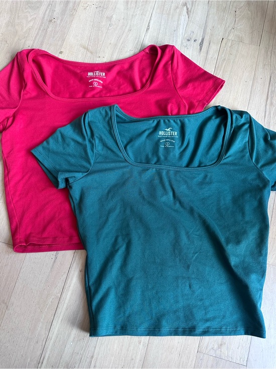 Hollister Tops - Hollister Women's Scoop Neck Cropped Tee - Red & Green